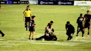 Loucura em Porto Rico: Messi derrubado por adeptos durante invasão de campo