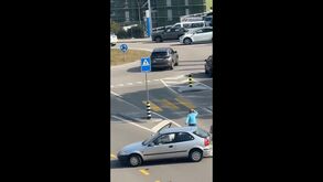 Maldito karma: discussão no trânsito dá 'direito' a despiste estúpido