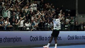 Christian Moga renova contrato com o Sporting e celebra com os adeptos