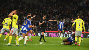 O momento em que é assinalado o penálti do 2-1 para o FC Porto frente ao Arouca