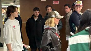 As imagens de Sydney Sweeney com adeptos do Sporting nos camarotes de Alvalade 