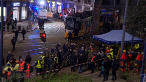 Imagens mostram aparato após descarrilamento mortal em Milão