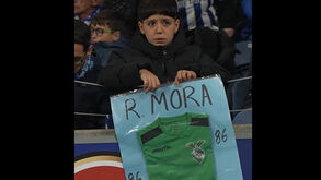 Rodrigo Mora saiu do Dragão com uma camisola... do Custóias