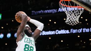 Neemias Queta afunda contra os Nets