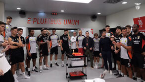 Houve bolo e velas: plantel canta os parabéns ao Benfica e há um detalhe em Prestianni que salta à vista