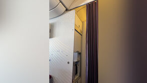 O momento em que comandante anuncia desvio de voo da Qatar Airways devido ao fecho do espaço aéreo