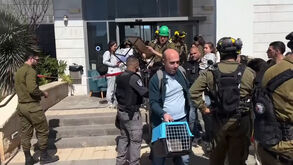 O momento em que famílias são retiradas de edifício danificado após interceção de míssil em Israel