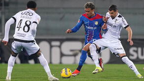 Os jogadores de V. Guimarães e Alverca em ação