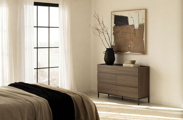 Quarto organizado com cómoda, cama e decoração minimalista para otimizar espaço