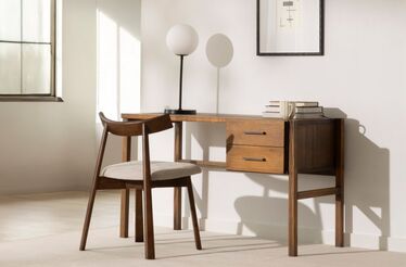 Mesa e cadeira de madeira para um escritório doméstico organizado e confortável