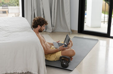 Atleta equilibra trabalho remoto e treino em espaço pessoal