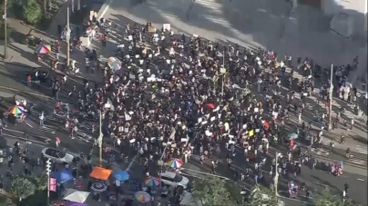 Imagens aéreas mostram multidão em protesto contra o ICE nas ruas de Los Angeles