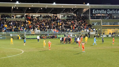 Otamendi e outros jogadores do Benfica questionaram Luís Godinho: capitão pegou na mão do árbitro para ver o relógio
