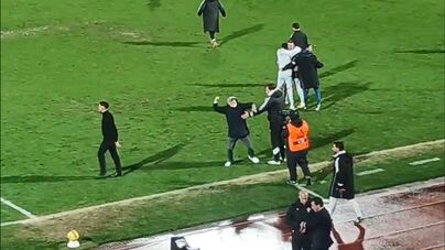 De punhos cerrados para as bancadas Álvaro Pacheco cumprimentou Farioli e fez a festa no final do Casa Pia-FC Porto