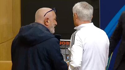 Mourinho recebeu este presente após a conferência de antevisão ao Benfica-Real Madrid: «Uma história que é lenda»