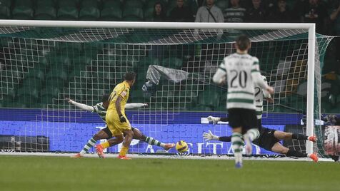 O corte incrível de Geny que evitou o golo de Veron no Sporting-Nacional