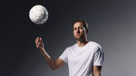 Harry Kane domina a bola para campanha publicitária