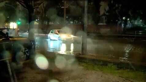 Chuva não dá tréguas e alaga estrada em Alcântara