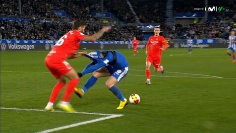 O surreal penálti marcado por falta sobre o ex-portista Toni Martínez