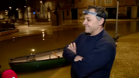 «Agora é o meu meio de transporte»: morador recorre a canoa para se deslocar em Santarém