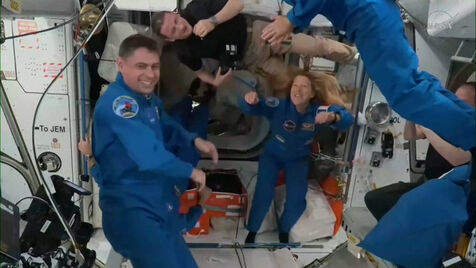 Astronautas chegam à Estação Espacial Internacional para substituir tripulação que foi retirada por motivos de segurança