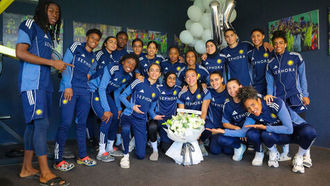 Central brasileira do Al Nassr converte-se ao islamismo e emociona-se ao receber apoio das companheiras de equipa