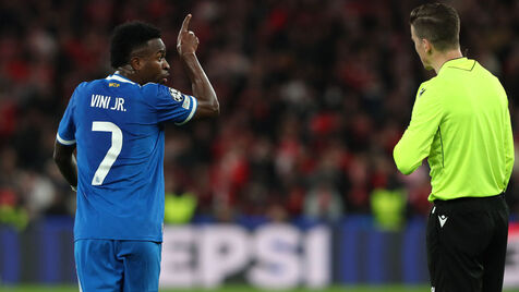 Vinícius à conversa com o árbitro durante o Benfica-Real Madrid 