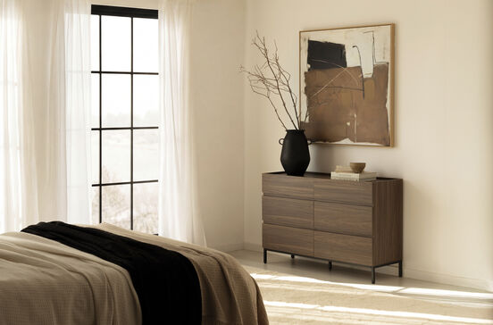 Quarto organizado com cómoda, cama e decoração minimalista para otimizar espaço