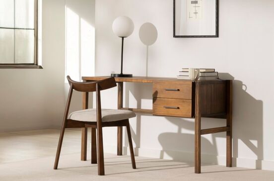 Mesa e cadeira de madeira para um escritório doméstico organizado e confortável