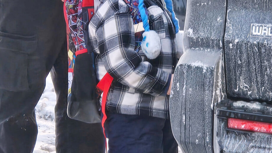 Criança detida pelo ICE permanece sem água potável, juiz pede libertação