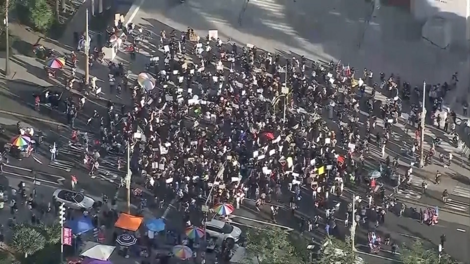 Milhares de pessoas manifestam-se em Los Angeles