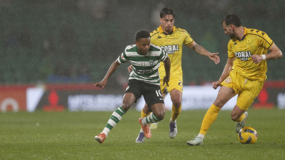 José Gomes (à direita) em ação frente ao Sporting