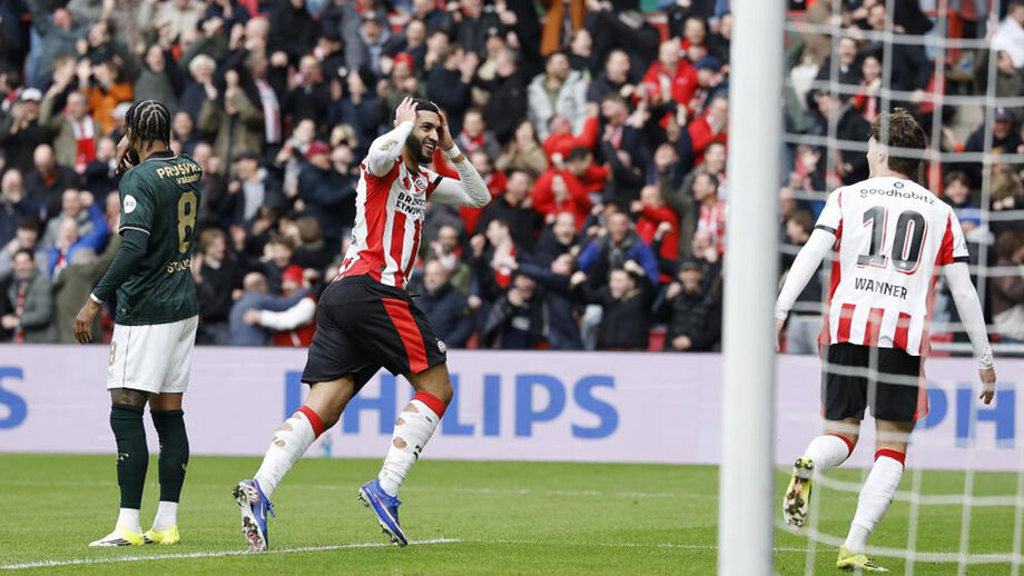 St. Juste (à esquerda, de costas) teve estreia para esquecer pelo Feyenoord