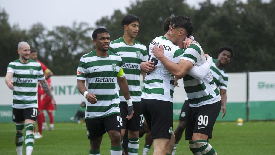 Jogadores do Sporting B festejam o golo de Tanlongo