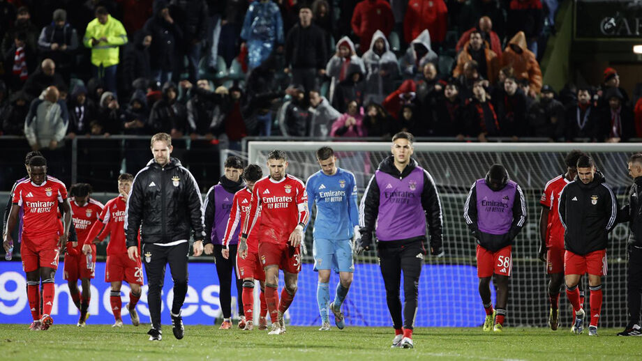 Jogadores do Benfica reagem após o empate em Tondela