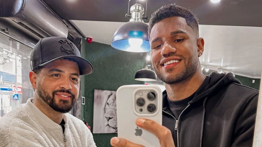 Matheus Reis com o barbeiro Junior Santos