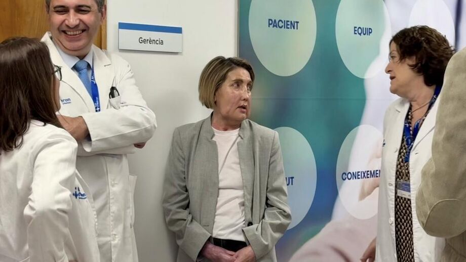 Mulher que recebeu o transplante (C), esteve hoje presente numa conferência de imprensa, juntamente com a equipa médica 