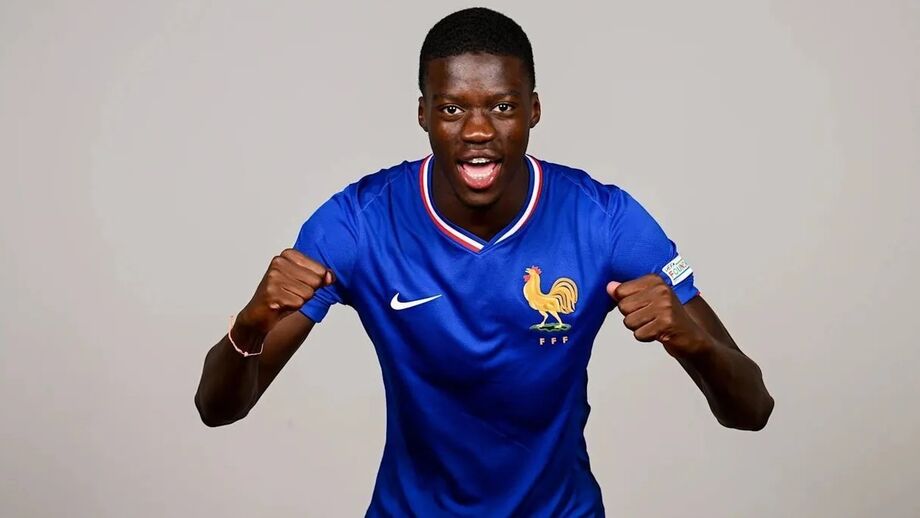 Mamadou Sarr volta ao Chelsea após empréstimo ao Estrasburgo.
