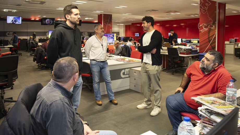 Capdeville e Branquinho visitam redação após Europeu de andebol