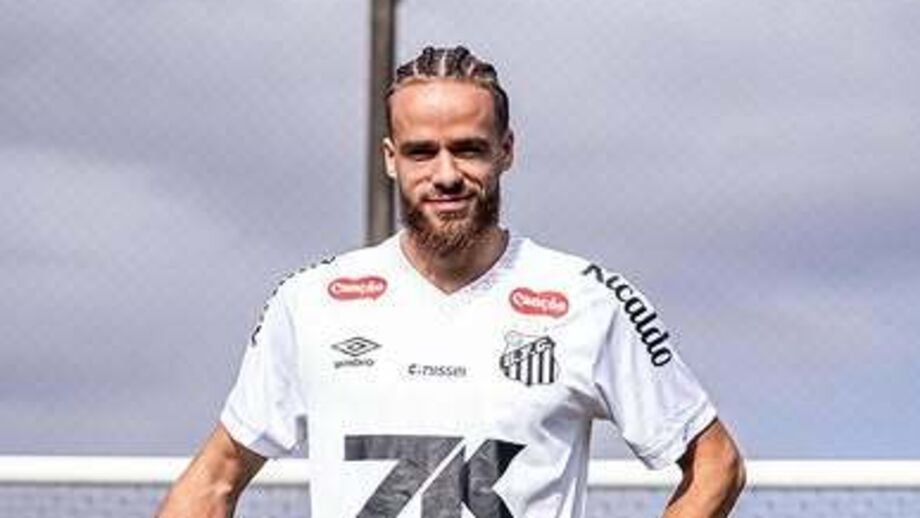 Brahimi representava o Santos, do Brasil