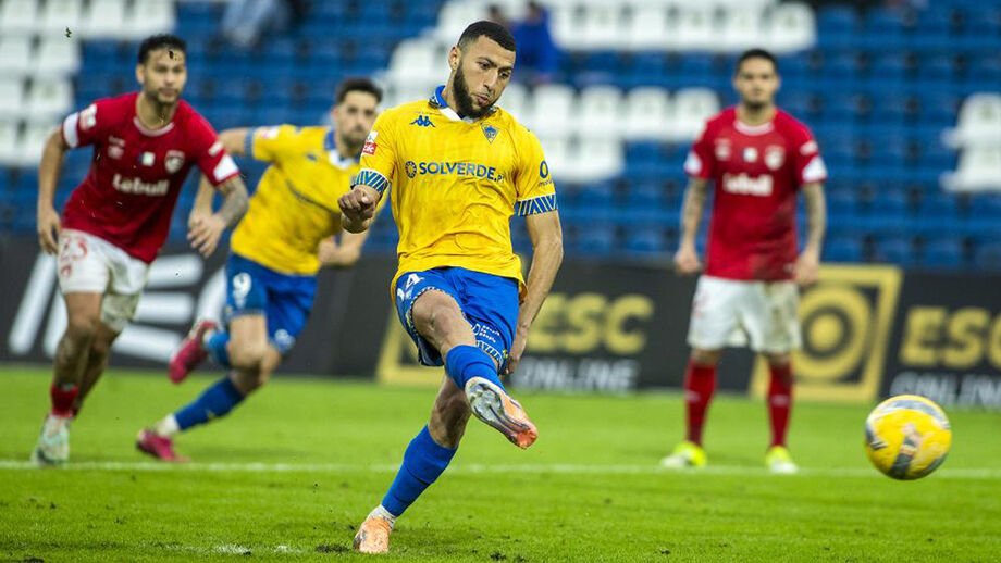 Begraoui fica no Estoril apesar da cobiça