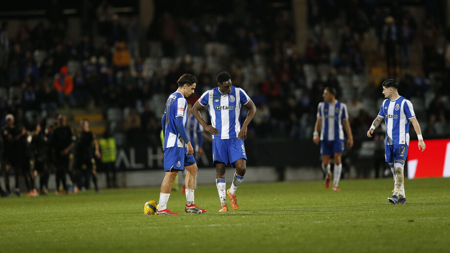 FRUSTRAÇÃO. Jogadores do FC Porto desagradados com o desfecho do jogo com o Casa Pia