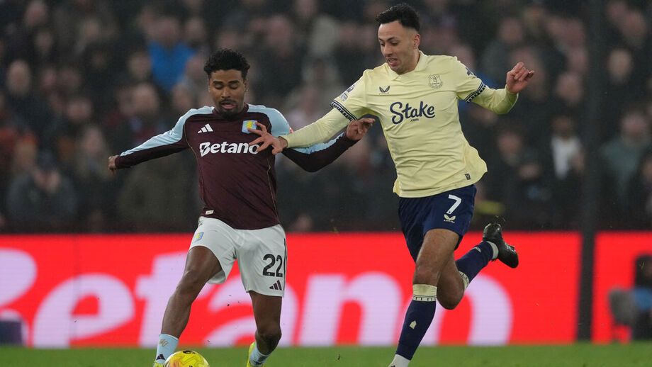 Dwight McNeil (à direita) num jogo com o Aston Villa