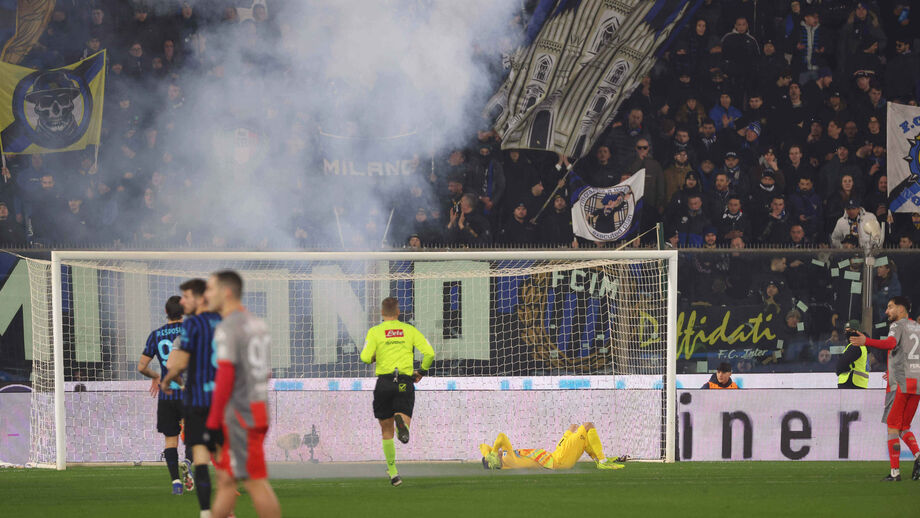 O momento em que um petardo foi lançado para perto de Emil Audero