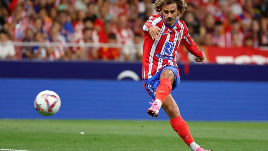 Griezmann em campo durante um jogo de futebol