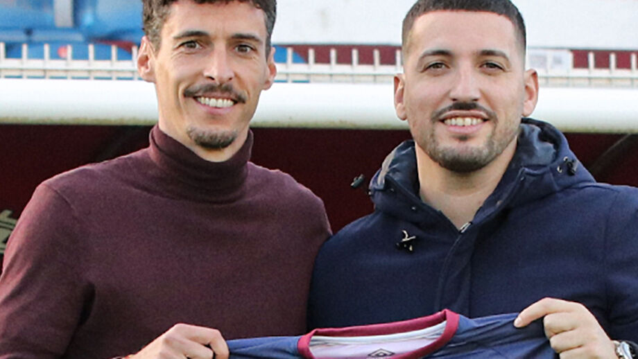 Fabio Vieira (à esquerda) orienta Torreense