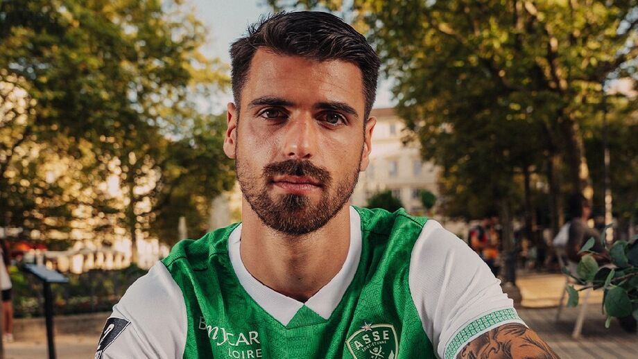 João Ferreira afasta-se dos relvados após expulsão e lesão na mão