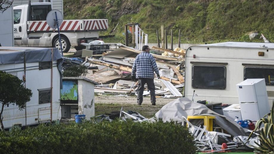 Caravanas, bungalows e casas pré-fabricadas foram arrasadas pelo vento