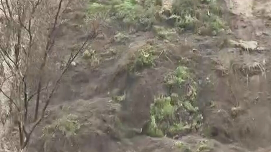 Há risco de derrocada e, por isso, moradores já saíram das habitações