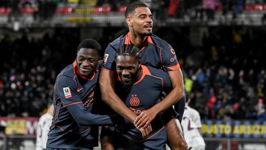 Jogadores do Inter celebram a vitória sobre o Torino na Taça de Itália em Monza